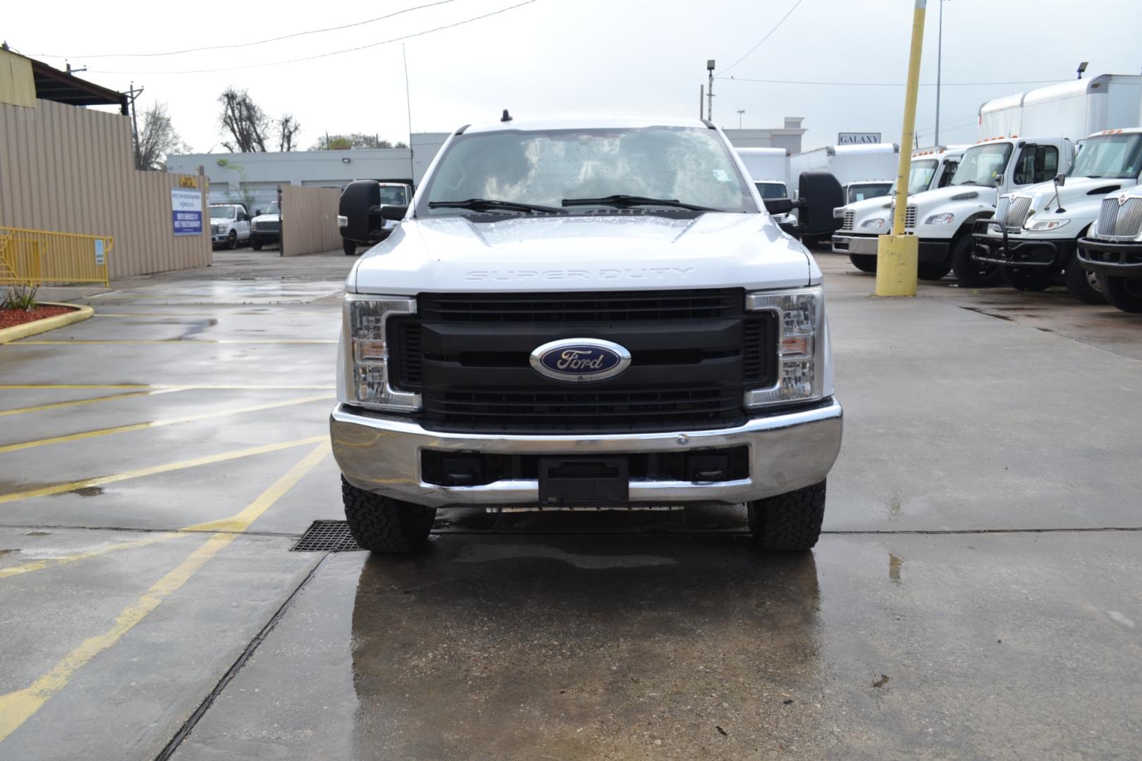 2019 WHITE /GRAY Ford F-350 with an POWERSTROKE 6.7L DIESEL engine, 6SPD AUTOMATIC transmission, located at 9172 North Fwy, Houston, TX, 77037, (713) 910-6868, 29.887470, -95.411903 - Photo#1